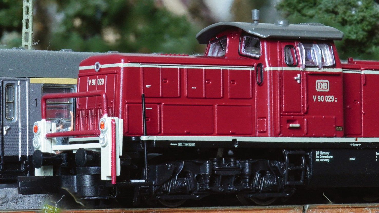 Detailaufnahme der Diesellokomotive V 90 der DB in roter Lackierung, Modell von Märklin. Die Lok ist leicht und zeigt authentische Details, einschließlich des DB-Logos und der Modellnummer.