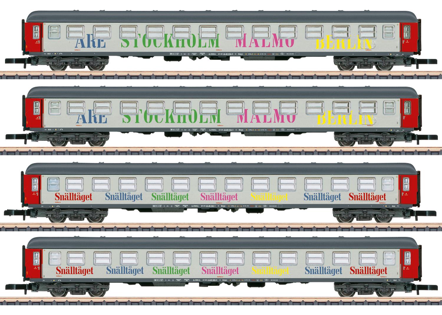 Vier Modelle von Zugwaggons mit den Aufschriften 'Åre', 'Stockholm', 'Malmö' und 'Berlin'.